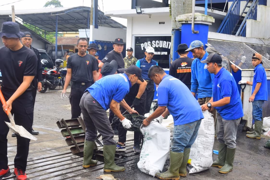 Brimob Polda Jabar Gelar Aksi Peduli Lingkungan di Lembang dan Cipanas dalam Rangka HUT Brimob ke-80