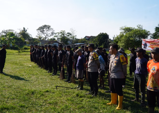 Satbrimob Polda Jabar Gelar Bakti Sosial Optimalisasi Jalur Sungai Cikeruh