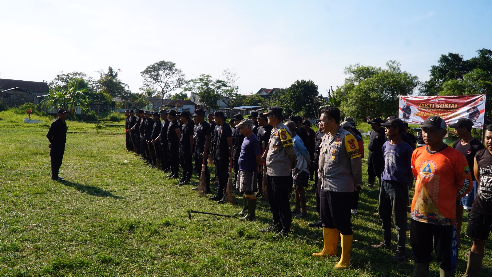 Satbrimob Polda Jabar Gelar Bakti Sosial Optimalisasi Jalur Sungai Cikeruh