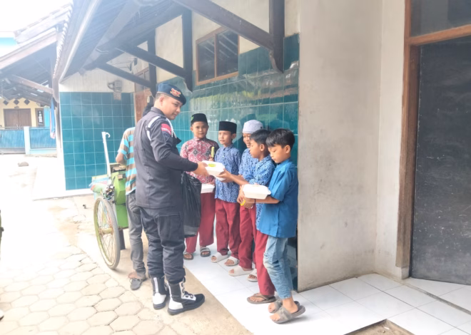 Jum’at Berkah, Brimob Polda Jabar Bagikan 260 Makanan Gratis