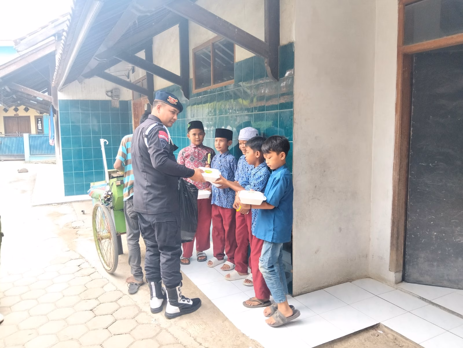 Jum’at Berkah, Brimob Polda Jabar Bagikan 260 Makanan Gratis