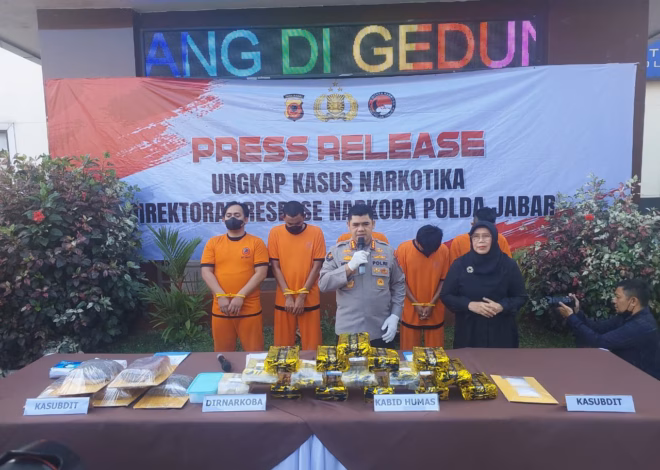POLDA JABAR GAGALKAN PEREDARAN NARKOBA JARINGAN INTERNASIONAL DAN LOKAL, 17,6 KG SABU, 19,5 KG GANJA, DAN SENJATA API ILEGAL DISITA