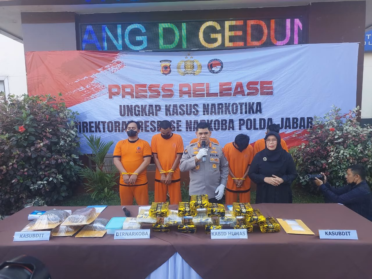 POLDA JABAR GAGALKAN PEREDARAN NARKOBA JARINGAN INTERNASIONAL DAN LOKAL, 17,6 KG SABU, 19,5 KG GANJA, DAN SENJATA API ILEGAL DISITA
