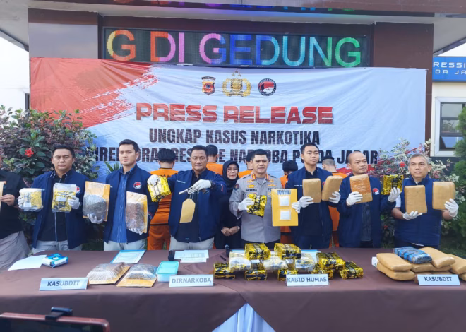 POLDA JABAR GAGALKAN PEREDARAN NARKOBA JARINGAN INTERNASIONAL DAN LOKAL, 17,6 KG SABU, 19,5 KG GANJA, DAN SENJATA API ILEGAL DISITA