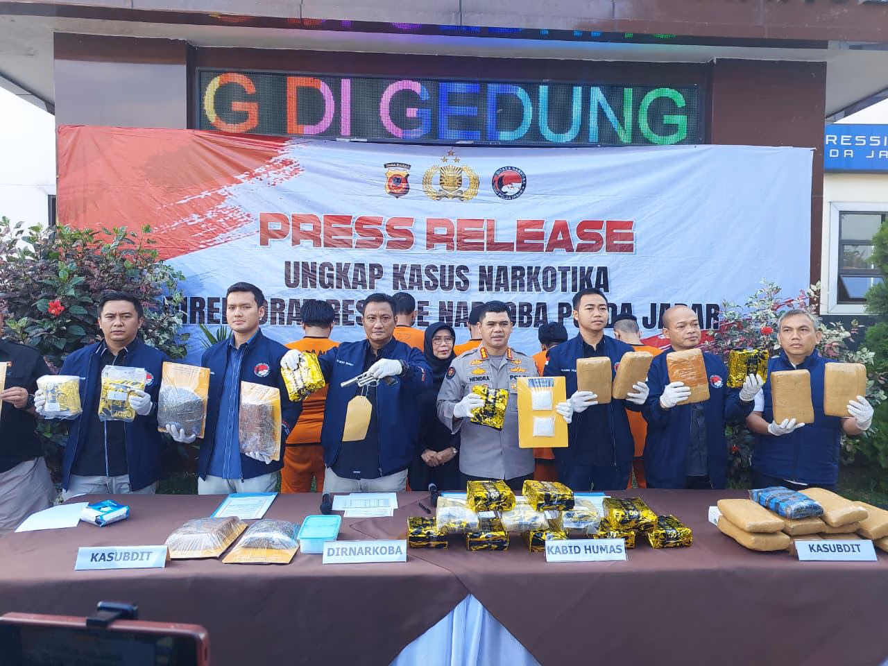 POLDA JABAR GAGALKAN PEREDARAN NARKOBA JARINGAN INTERNASIONAL DAN LOKAL, 17,6 KG SABU, 19,5 KG GANJA, DAN SENJATA API ILEGAL DISITA