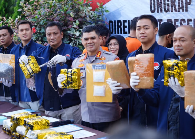 POLDA JABAR GAGALKAN PEREDARAN NARKOBA JARINGAN INTERNASIONAL DAN LOKAL, 17,6 KG SABU, 19,5 KG GANJA, DAN SENJATA API ILEGAL DISITA