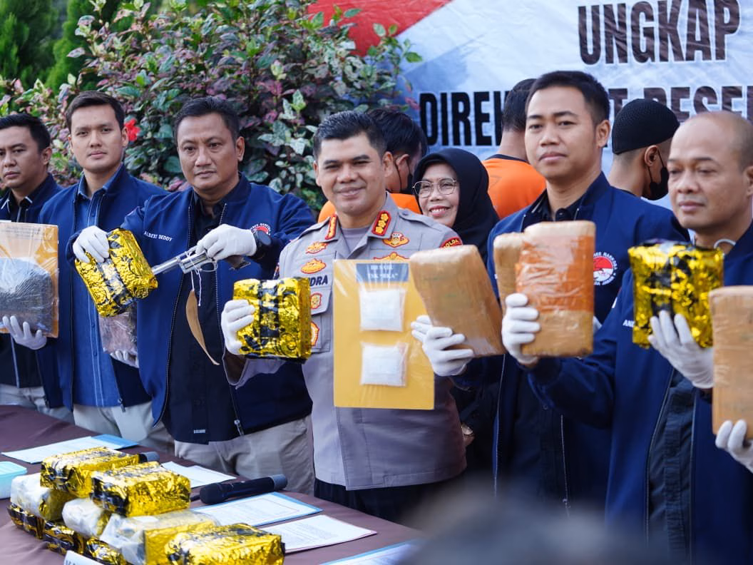 POLDA JABAR GAGALKAN PEREDARAN NARKOBA JARINGAN INTERNASIONAL DAN LOKAL, 17,6 KG SABU, 19,5 KG GANJA, DAN SENJATA API ILEGAL DISITA