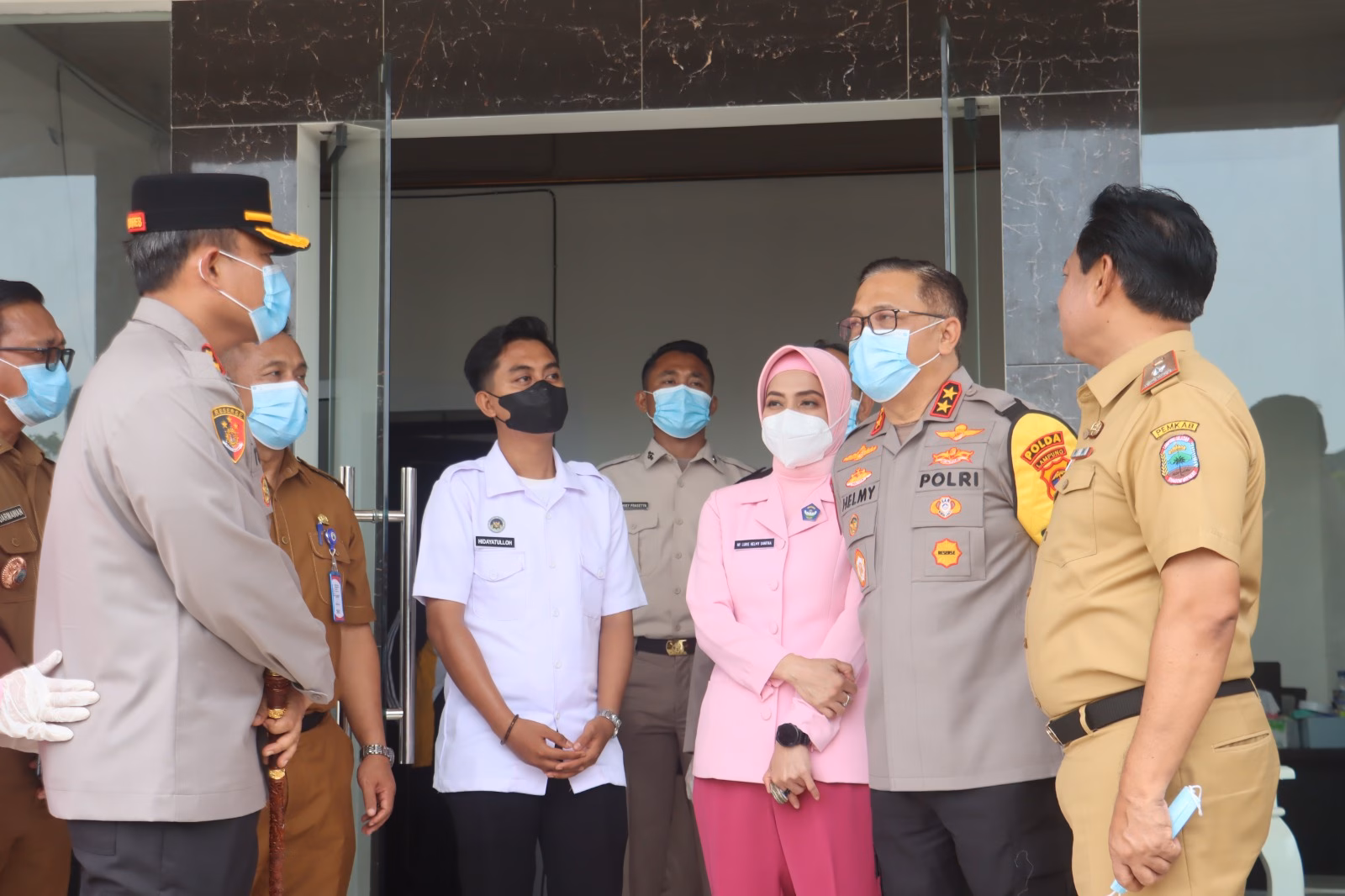 Polisi Salurkan 4.074 Porsi Makanan Bergizi, Kapolda Lampung dan Ketua Bhayangkari Turun Langsung Pantau Distribusi MBG di Polres Lampung Selatan