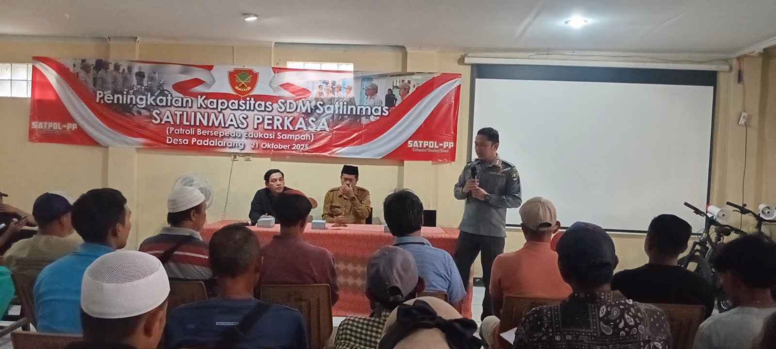 Satlinmas Perkasa Gelar Patroli Sepeda dan Edukasi Sampah di Padalarang