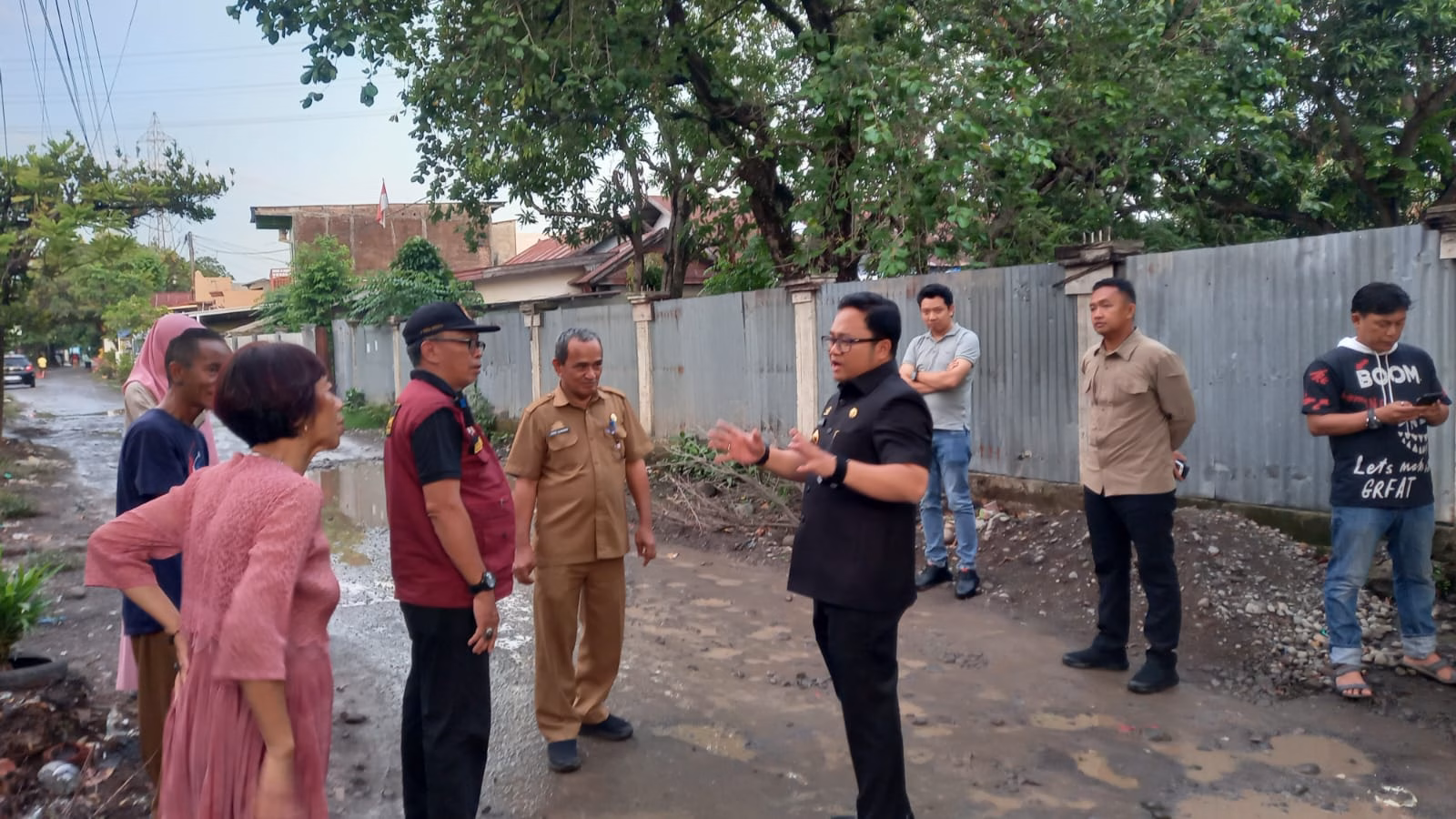 WAKIL BUPATI GOWA MENINJAU BANGUNAN LIAR DI ATAS SALURAN AIR JALAN BATE SALAPANG.