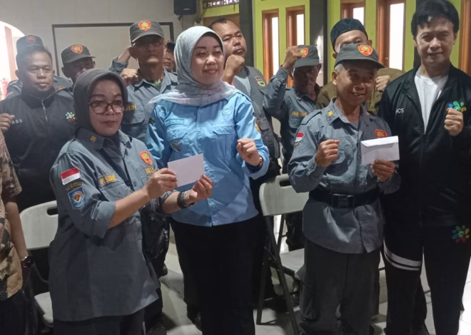 Kegiatan Jum’at Bersih dan Pemberian Insentif Linmas Desa Cimareme
