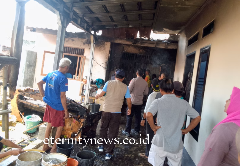 Gudang rias pengantin hangus terbakar terjadi di desa sukajati indramayu