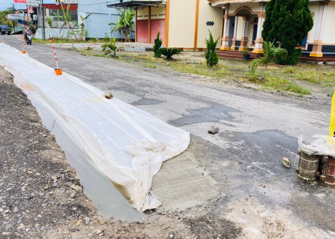 Pengecoran Jalan antara Desa Bumi Daya Kecamatan Palas menuju Desa Purwomukti Kecamatan Candipuro kabupaten Lampung Selatan di lakukan pada hari hujan