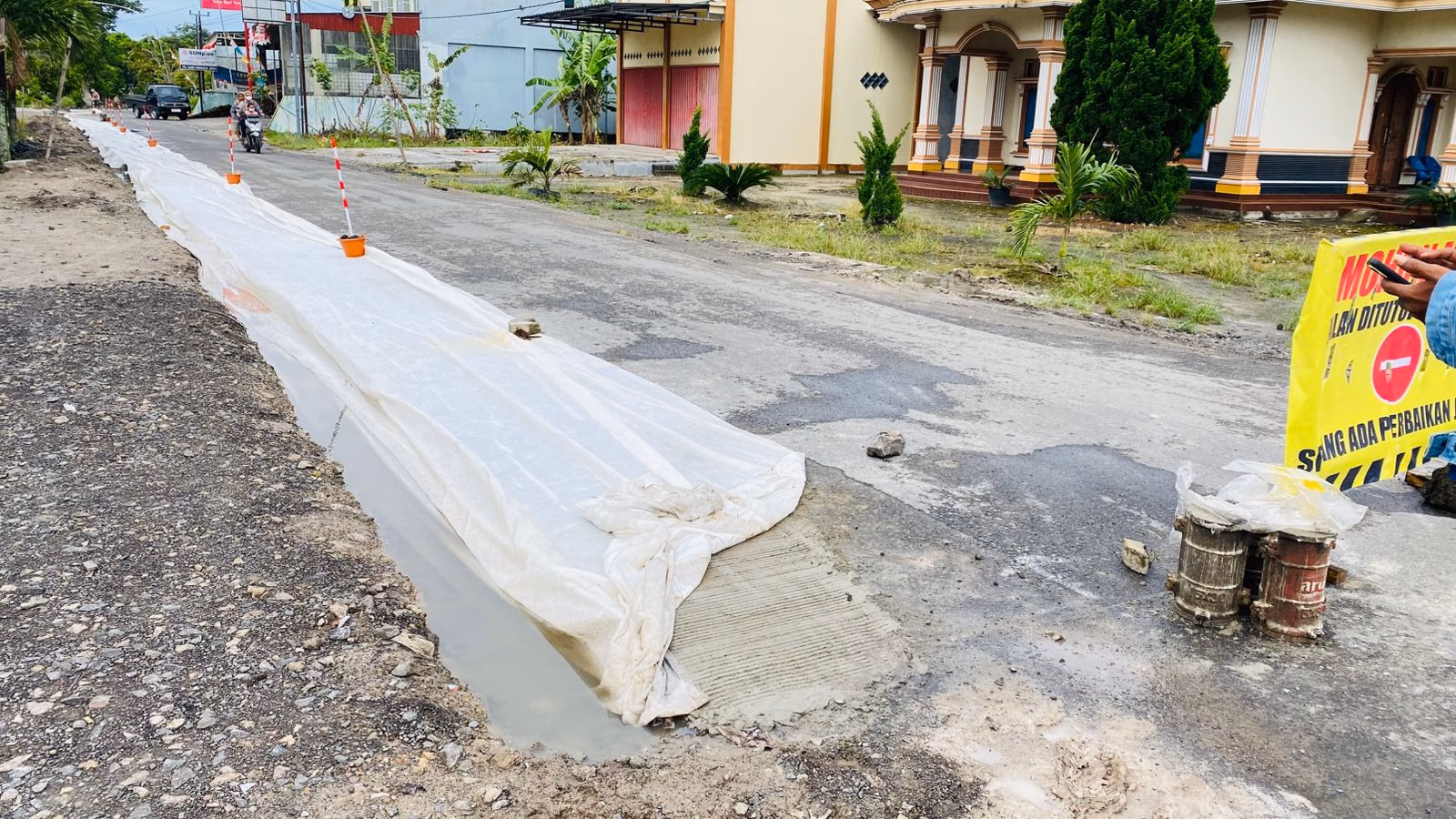 Pengecoran Jalan antara Desa Bumi Daya Kecamatan Palas menuju Desa Purwomukti Kecamatan Candipuro kabupaten Lampung Selatan di lakukan pada hari hujan