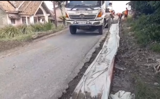 Pengerjaan Ruas Jalan Bumi Daya – Bumi Restu Kecamatan Palas hingga Desa Trimomukti Kecamatan Candipuro Kembali Jadi Sorotan